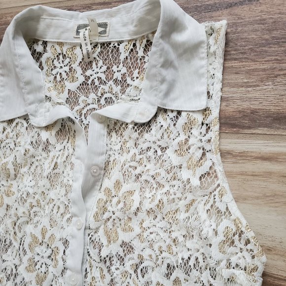 Kirra | Sheer Lace Sleeveless Button Down - Picture 5 of 8